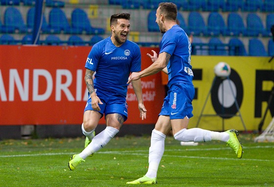 Alexandru Baluta (vlevo) a Matj Hyb oslavují gól Liberce.