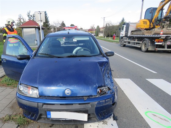 V obci Horní Lapa vypadla z nákladního vozu líce bagru a zasáhla osobní auto.