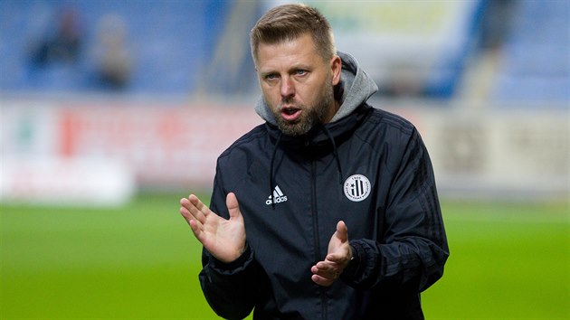 Trenér budějovických fotbalistů David Horejš povzbuzuje svůj tým. Trenér budějovických fotbalistů David Horejš povzbuzuje svůj tým.