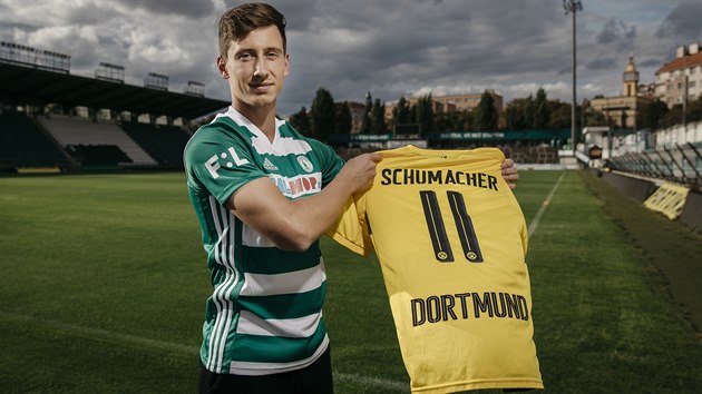 Till Schumacher pyn ukazuje dres Dortmundu. Mlad bek te hj barvy Bohemians.