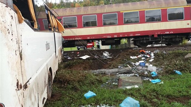 Srka autobusu s vlakem v Kunicch nad Labem (30. z 2019)