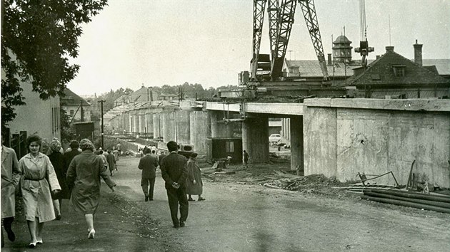 Most v ulici Kyjevsk byl postaven v roce 1964 a pevd silnin dopravu pes eleznin tra Praha - esk Tebov, vleku, pozemn komunikaci I/36 a mstn komunikace. Celkov dlka mostu vetn zd je 425 metr.