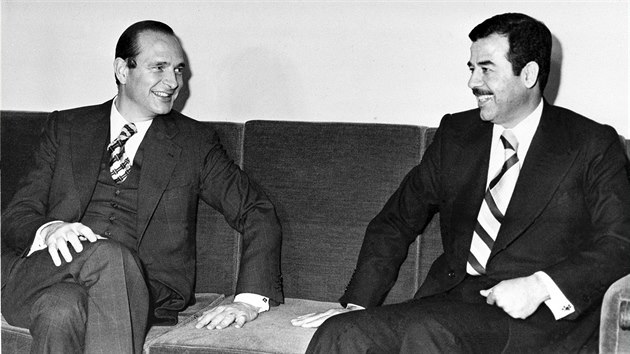 Jacques Chirac jednal v roce 1974 v Bagddu s irckm dikttorem Saddmem Husajnem.