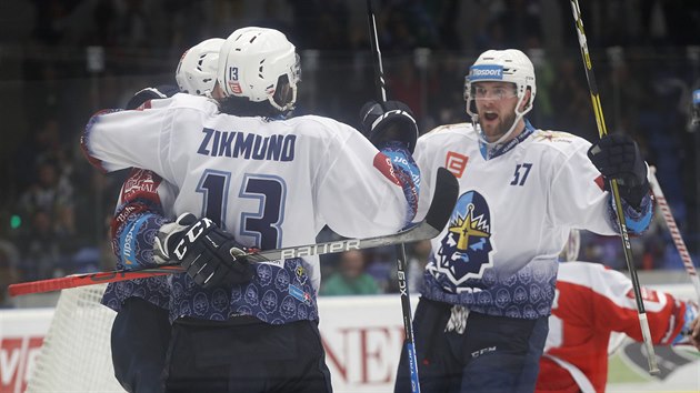 Radost kladenskch hokejist. Na fotce je Ladislav Zikmund, vpravo kanadsk obrnce Brady Austin.