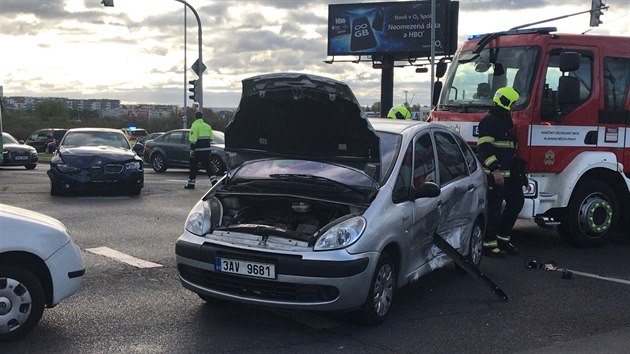 Nehoda dvou osobních aut na křižovatce Černokostelecké a Nákupní ulice v Praze. (30.9.2019)
