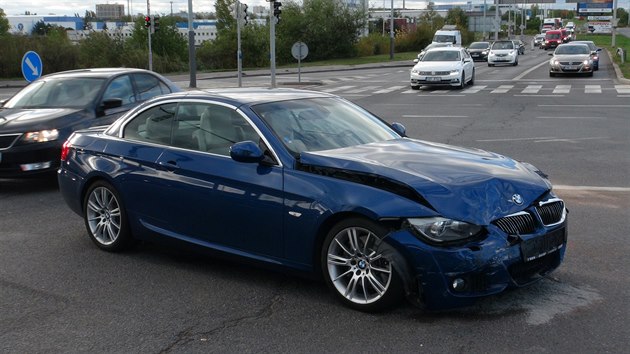 Nehoda dvou osobních aut na křižovatce Černokostelecké a Nákupní ulice v Praze. (30.9.2019)