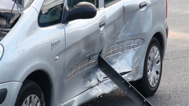 Nehoda dvou osobních aut na křižovatce Černokostelecké a Nákupní ulice v Praze. (30.9.2019)