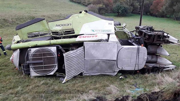 Hasiči u Moravského Berouna vyprošťovali mnohatunový kombajn, museli na to povolat jeřáb z hlučínského záchranného útvaru.