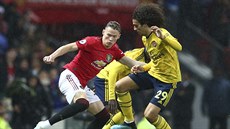 Scott McTominay (vlevo) z Manchesteru United a Matteo Guendouzi z Arsenalu.