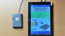 Čtečka karet připojená k tabletu s obslužnou aplikací pro kontrolu jízdenek. Čtečka karet připojená k tabletu s obslužnou aplikací pro kontrolu jízdenek.