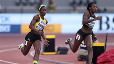 Bahamanka Anthonique Strachanová (vpravo) sprintuje v prvním rozbhu na 200...