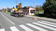 V obci Horní Lapa vypadla z nákladního vozu líce bagru a zasáhla osobní auto.