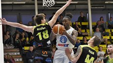 Děčínský basketbalista Lamb Autrey v souboji s ústeckou obranou ve složení Jan... Děčínský basketbalista Lamb Autrey v souboji s ústeckou obranou ve složení Jan...