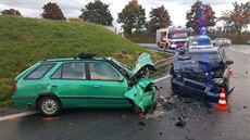 Řidič felicie se z nezjištěných příčin objevil v protisměru, kde se střetl s... Řidič felicie se z nezjištěných příčin objevil v protisměru, kde se střetl s...