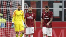 MILÁNSKÁ KRIZE. Fotbalisté AC Milán v čele s Rade Kruničem (číslo 33) litují... MILÁNSKÁ KRIZE. Fotbalisté AC Milán v čele s Rade Kruničem (číslo 33) litují...