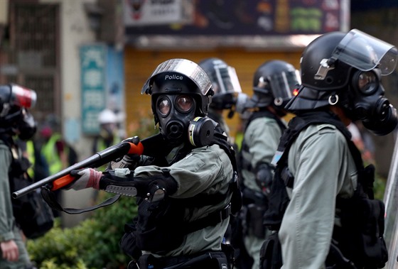 Policie poprvé proti protestujícím v Hongkongu pouila ostrou palbu. (1. íjna...