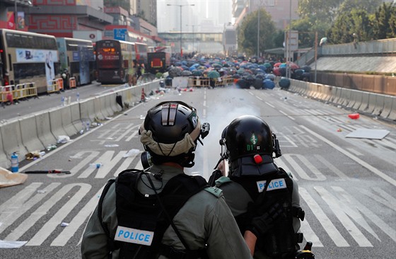 Policie poprvé proti protestujícím v Hongkongu pouila ostrou palbu. (1. íjna...