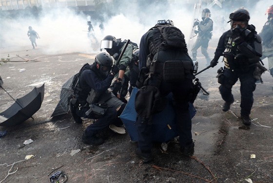 Policie poprvé proti protestujícím v Hongkongu pouila ostrou palbu. Jednoho...