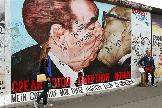 Nejslavnjí obrázek z torza Berlínské zdi, která se zmnila na galerii....