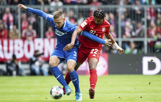 Pavel Kadeábek z Hoffenheimu (vlevo) se snaí ubránit Serge Gnabryho z Bayernu.
