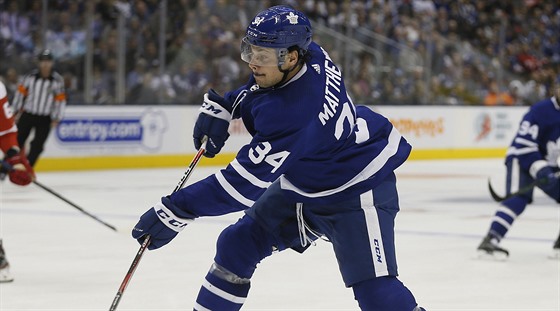 Hokejový útoník Auston Matthews z Toronto Maple Leafs pálí na bránu.