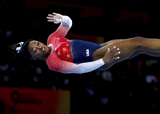 Americká gymnastka Simone Bilesová bhem finále soute drustev na MS ve...