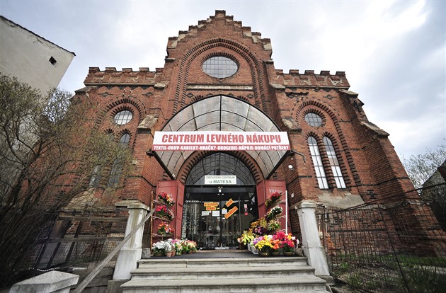 Nápis Centrum levného nákupu se zatím skví na Nové synagoze ve Velkém Meziíí....