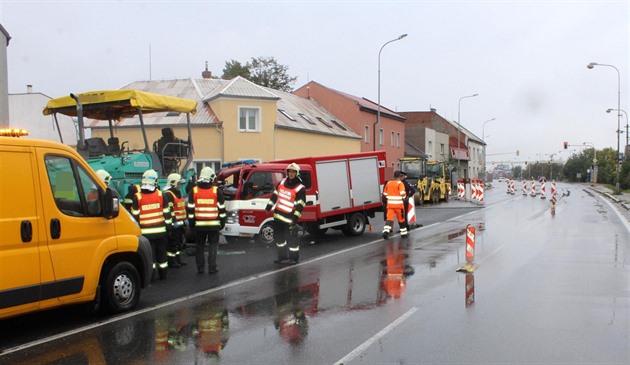 Hasiský vz na okraji Olomouce narazil do odstaveného pracovního stroje kdy...