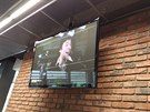 Televizní stanice vzdávají hold Karlu Gottovi. Snímek z jedné kantýny na Pankráci. Televizní stanice vzdávají hold Karlu Gottovi. Snímek z jedné kantýny na Pankráci.