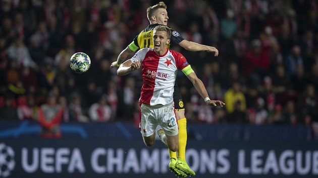 Souboj kapitánů, slávista Tomáše Součka a Marco Reuse z Borussie Dortmund v... Souboj kapitánů, slávista Tomáše Součka a Marco Reuse z Borussie Dortmund v...