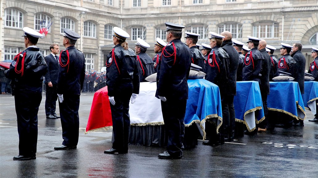 Francouzský prezident Emmanuel Macron (vlevo) pi smutením rozlouení se...