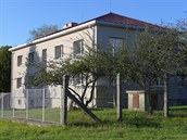 V současnosti nový majitel areál stavebně upravuje k bydlení. Prostornému... V současnosti nový majitel areál stavebně upravuje k bydlení. Prostornému...