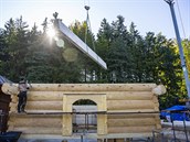V tesařské dílně ve valašské obci Hošťálková vzniká replika vyhořelého... V tesařské dílně ve valašské obci Hošťálková vzniká replika vyhořelého...