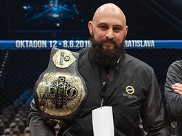 Prvn ampion organizace Oktagon MMA Michal Martnek.