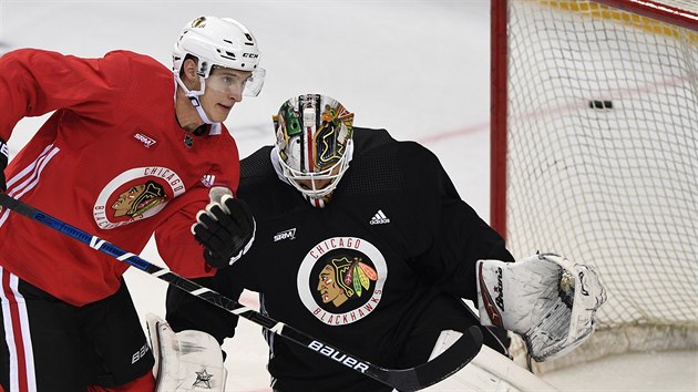 Dominik Kubalk a brank Corey Crawford na trninku Chicaga v prask O2 aren.