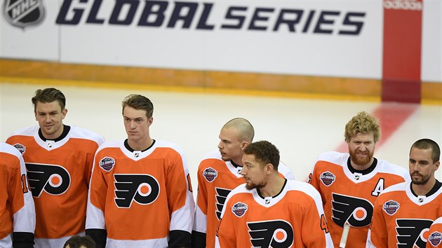Oteven trnink hokejist Philadelphie ped ptenm utknm NHL Global Series. Na snmku jsou hri pi spolenm focen. Druh zprava je Jakub Vorek.