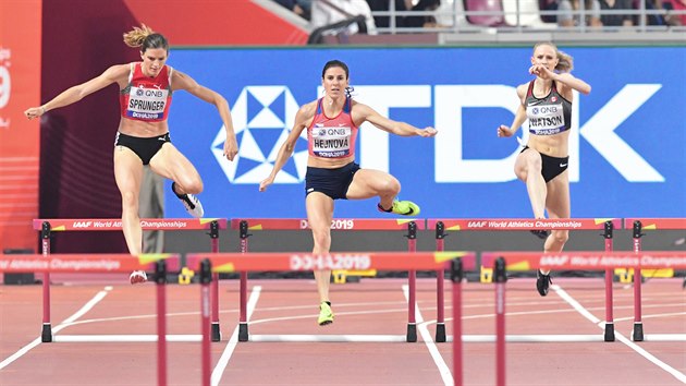 Zuzana Hejnov (uprosted) ve finle na 400 m pekek v Dauh.