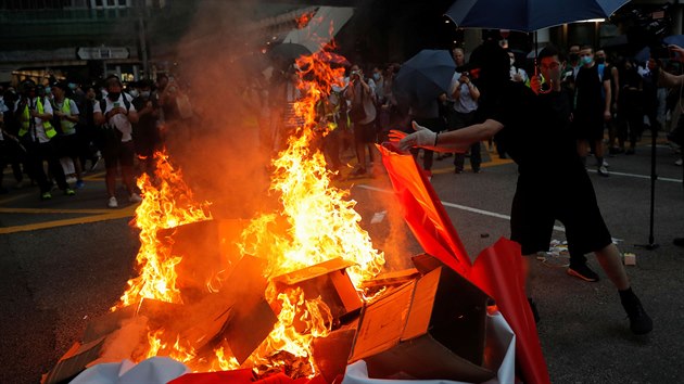 Protivldn demonstranti v centru Hongkongu pl plakty oslavujc 70. vro vzniku nsk lidov republiky. (4. jna 2019)