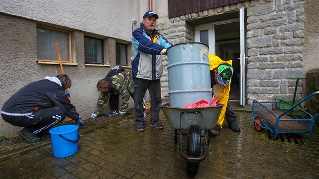 Po explozi a poru v dom v Lenoe pomhaj lid s klidem okol i sousednch byt (5. jna 2019).