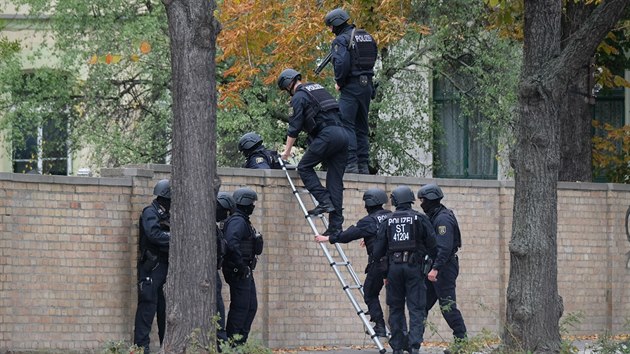 Policist pelzaj ze blzko msta stelby v nmeckm Halle (9. jna 2019).