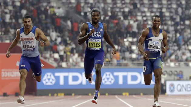 Americk sprinter Noah Lyles na trati 200 metr na MS v Dauh.