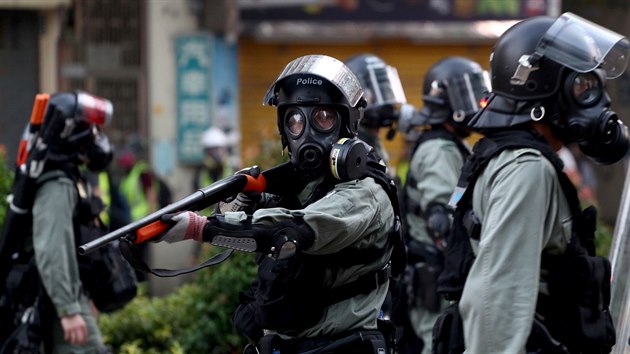 Policie poprv proti protestujcm v Hongkongu pouila ostrou palbu. (1. jna 2019)