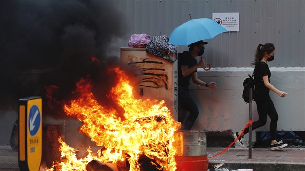 Desetitisce lid, obleench do ern barvy, se zapojily do protestnho prvodu v centru Hongkongu. (1. jna 2019)