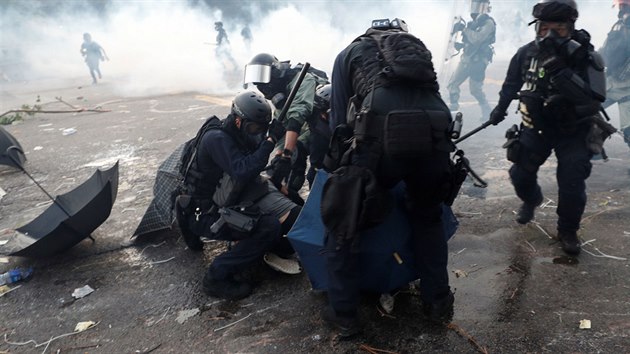 Policie poprv proti protestujcm v Hongkongu pouila ostrou palbu. Jednoho studenta trefila do hrudnku. (1. jna 2019)