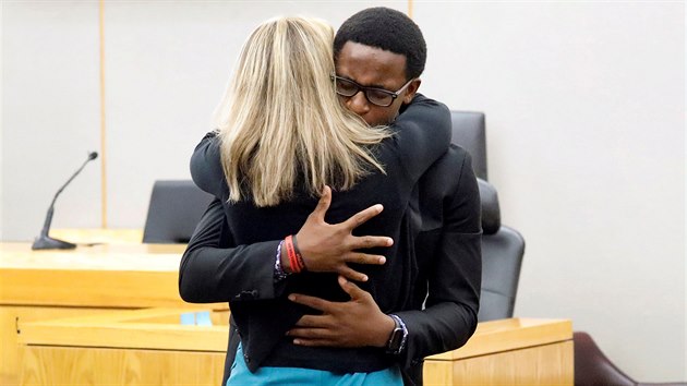 Syn zavradnho Bothama Jeana se po rozsudku objal s policistkou Amber Guygerovou. (3. jna 2019)