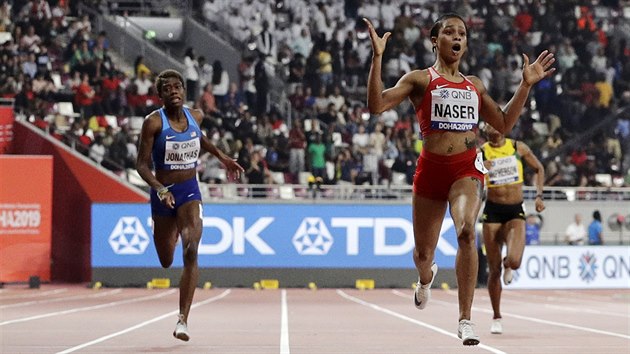 Salva Ajd Nsirov z Bahrajnu (vpravo) vtz na mistrovstv svta v Dauh ve sprintu na 400 metr.