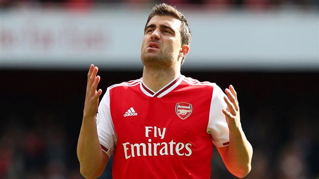 Stedn obrnce Sokratis Papastathopoulos (Arsenal) tsn ped vkopem zpasu proti Bournemouthu.