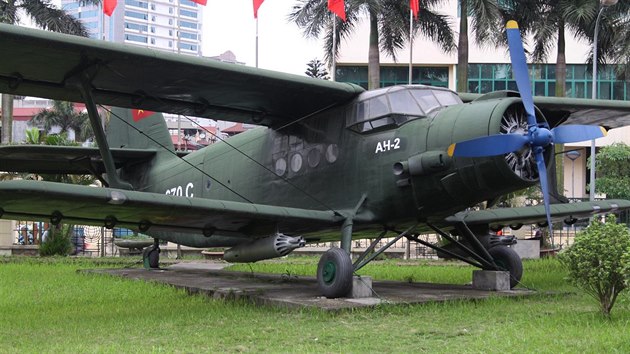 Dvouplonk Antonov An-2 jako improvizovan bombardr z vlky ve Vietnamu. Pod dolnm kdlem jsou zaveny raketnice nezench stel re 57 mm. (Vystaven expont v Hanoji, fotografovno v roce 2012)