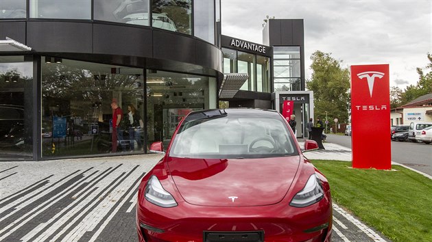 Prvn esk showroom automobilky Tesla je v praskch Vysoanech.