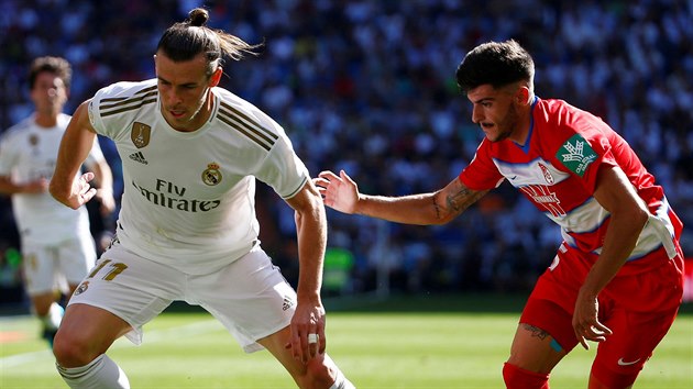 Gareth Bale z Realu Madrid (vlevo) si kryje m ped Carlosem Nevou z Granady.